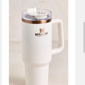 BRAND NEW - Magnolia Stanley 40oz Adventure Quencher Cream & Copper